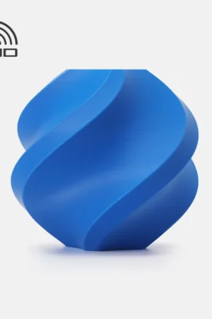Et geometrisk, spiralformet objekt fremstillet af Bambu Lab Cobalt Blue (Refill) PLA vises på en hvid baggrund med et RFID-symbol i øverste venstre hjørne.