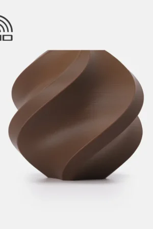 En spiralformet genstand fremstillet af Bambu Lab Cocoa Brown (Refill) PLA med en glat overflade vises på en hvid baggrund med et RFID-symbol i øverste venstre hjørne.