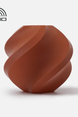 En mat, rødbrun vase fremstillet af Bambu Lab Brown (Refill) PLA med et geometrisk spiraldesign står på en almindelig hvid baggrund. Et RFID-logo er synligt i øverste venstre hjørne.